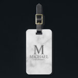 Etiqueta Para Maletas Nombre y monograma del Groomsman personalizado de<br><div class="desc">Regalos Groomsman personalizados modernos en blanco y negro con monograma personalizado, nombre y título de groomsman en estilo serif gris clásico sobre fondo de mármol blanco. También perfecto para el Mejor Hombre, Padre de la Novia y más. Los detalles de mármol se simulan en las obras de arte. Este producto...</div>