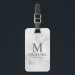 Etiqueta Para Maletas Nombre y monograma del Groomsman personalizado de<br><div class="desc">Regalos Groomsman personalizados modernos en blanco y negro con monograma personalizado, nombre y título de groomsman en estilo serif gris clásico sobre fondo de mármol blanco. También perfecto para el Mejor Hombre, Padre de la Novia y más. Los detalles de mármol se simulan en las obras de arte. Este producto...</div>