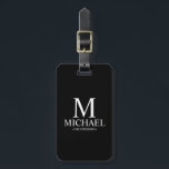 Etiqueta Para Maletas Nombre y monograma del Groomsman personalizado neg<br><div class="desc">Regalos Groomsman personalizados modernos en blanco y negro con monograma personalizado,  nombre y título de un groomsman en estilo de fuente clásico blanco sobre fondo negro. También perfecto para el Mejor Hombre,  Padre de la Novia y más.</div>