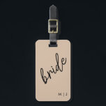 Etiqueta Para Maletas Novia moderna | Beige   guión negro<br><div class="desc">Muestra tu orgullo de novia con equipo personalizado perfecto para bodas de destino.</div>
