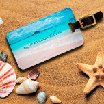 Etiqueta Para Maletas Océano azul hawaiano y playa de arena nombre de co<br><div class="desc">Recuerde el fresco olor a sal del aire del océano cada vez que utilice esta impresionante foto de colores vivos, etiqueta personalizada para el equipaje. Explora y explora la soledad de una playa hawaiana vacía. Hace un gran regalo para alguien especial! Simplemente teclee el nombre de su elección y puede...</div>