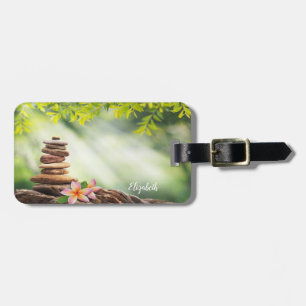 Etiqueta Para Maletas Paisaje de flor de loto blanco, piedras Zen