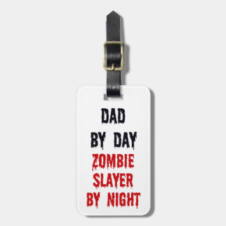 Etiqueta Para Maletas Papá por día Zombie Slayer por noche