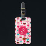 Etiqueta Para Maletas Pasteles rosados modernos Girly<br><div class="desc">Patrón gracioso ilustrado con varios quequitos diferentes en brillantes tonos rosa y azul. Ideal para cualquier chica o mujer que ame cocinar, panadería y dulces. Cada letra monograma tiene una forma diferente de centrar, si ve que su letra monograma no está bien centrada, utilice el personalizar (botón naranja) para moverla...</div>