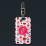 Etiqueta Para Maletas Pasteles rosados modernos Girly<br><div class="desc">Patrón gracioso ilustrado con varios quequitos diferentes en brillantes tonos rosa y azul. Ideal para cualquier chica o mujer que ame cocinar, panadería y dulces. Cada letra monograma tiene una forma diferente de centrar, si ve que su letra monograma no está bien centrada, utilice el personalizar (botón naranja) para moverla...</div>
