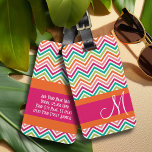 Etiqueta Para Maletas Patrón Chevron Naranja y rosa caliente con monogra<br><div class="desc">Un diseño moderno con colores vivos y motivos llamativos. Añade tu nombre o monograma al frente.</div>