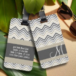 Etiqueta Para Maletas Patrón de Chevron beige gris y lineal con monogram<br><div class="desc">Un diseño de moda con colores neutros y motivos audaces. Añade tu nombre o monograma al frente.</div>