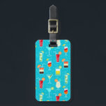 Etiqueta Para Maletas Patrón de cóctel en el fondo Verde azulado<br><div class="desc">Fondo de patrón sin inconvenientes con bebidas alcohólicas de martini margarita tequila vodka vector ilustracion © y ® Bigstock® - Todos los derechos reservados.</div>