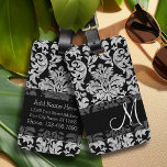 Etiqueta Para Maletas Patrón de Damasco de Vintage con Monograma Blanco<br><div class="desc">Una manera elegante de viajar - con damascos blancos y negros. Agregue su nombre o monogramas en la parte delantera. La parte posterior incluye un área para agregar información de contacto.</div>