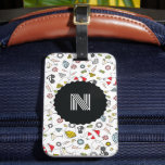 Etiqueta Para Maletas Patrón de Fiesta del pool de las Vegas monogramado<br><div class="desc">Un moderno monograma de una sola letra y el patrón inspirado por el fiesta de la piscina de Las Vegas: cadenas, dientes de oro, diamantes, fichas de póquer, gafas de sol, bikinis y martinis llevan la vibra fiesta a su equipaje para ese fin de semana de amigos chicas, soltero o...</div>