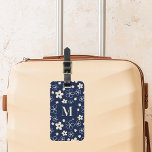 Etiqueta Para Maletas Patrón de flor de crema azul marino retro<br><div class="desc">Un fondo azul marino con un estilo floral retro en blanco y crema. Personalice y añada su letra de monograma,  inicial. Su información de contacto en la parte posterior.</div>