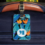 Etiqueta Para Maletas Patrón floral monogramado<br><div class="desc">Una elegante etiqueta para el equipaje muestra un patrón de pájaro tropical de flores del paraíso y su monograma inicial de moda en la parte delantera y la información de dirección impresa en la parte posterior O elija el estilo que puede insertar su tarjeta de visita en la parte posterior....</div>