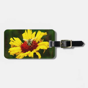 Etiqueta Para Maletas Pequeña abeja descansa en flor de color amarillo b