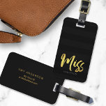 Etiqueta Para Maletas Personalice con el nombre Faux Gold Miss Black Str<br><div class="desc">Viaja con estilo con esta etiqueta de equipaje personalizada que incluye la palabra "Miss" en un guión falso de broche de Relieve metalizado dorado contra un fondo de rayas negras. Si quieres hacer que tu nombre destaque mejor contra el fondo oscuro, cambia el color del tipo de letra a un...</div>