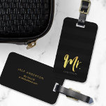 Etiqueta Para Maletas Personalice con el nombre Faux Gold Mr Stripes neg<br><div class="desc">Elegante etiqueta de equipaje personalizada que incluye la palabra "Mr." en un guión falso de cepillo de Relieve metalizado dorado contra fondo de rayas negras. Hace grandes regalos para recién casados o aniversarios. Si quieres hacer que tu nombre destaque mejor contra el fondo oscuro, cambia el color del tipo de...</div>
