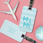 Etiqueta Para Maletas Personalice con el nombre Mr. y Mrs. Blue Stripes<br><div class="desc">Elegante etiqueta personalizada para el equipaje que incluye la palabra "Mr. and Mrs." en un guión de pincel azul contra fondo moderno de rayas azules. Hace grandes regalos para recién casados o aniversarios bodas. Personalice esta etiqueta reemplazando el texto del marcador de posición con su información y para obtener más...</div>