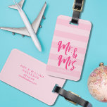 Etiqueta Para Maletas Personalice con el nombre Mr. y Mrs. Pink Stripes<br><div class="desc">Elegante etiqueta personalizada para el equipaje que incluye la palabra "Mr. and Mrs." en un guión de pincel rosa contra un fondo de rayas rosadas preppy. Hace grandes regalos para recién casados o aniversarios bodas. Personalice esta etiqueta reemplazando el texto del marcador de posición con su información y para obtener...</div>