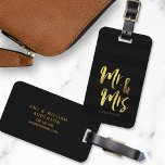 Etiqueta Para Maletas Personalice el nombre elegante Sr. y Sra. Black St<br><div class="desc">Elegante etiqueta de equipaje personalizada que incluye la palabra "Mr. and Mrs." en falso guión de broche de Relieve metalizado dorado contra el fondo moderno de rayas negras. Hace grandes regalos para recién casados o aniversarios bodas. Si quieres hacer que tu nombre destaque mejor contra el fondo oscuro, cambia el...</div>