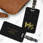 Etiqueta Para Maletas Personaliza con Name Faux Gold Mrs Black Stripes<br><div class="desc">Elegante etiqueta de equipaje personalizada que incluye la palabra "Mrs." en un guión falso de cepillo de Relieve metalizado dorado contra fondo de rayas negras. Hace grandes regalos para recién casados o aniversarios. Si quieres hacer que tu nombre destaque mejor contra el fondo oscuro, cambia el color del tipo de...</div>