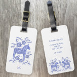 Etiqueta Para Maletas Personalizado azul y blanco de arte popular de Dal<br><div class="desc">Un diseño tradicional sueco de Caballo Dala en azul índigo y blanco.
Cambie los datos de contacto de la parte posterior y cambie o quite las iniciales del monograma en la parte delantera.</div>