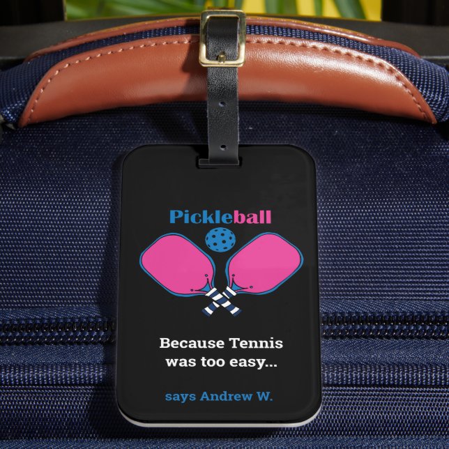 Etiqueta Para Maletas Personalizado de texto rosa y azul Pickleball (Anverso In situ 2)