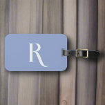 Etiqueta Para Maletas Personalizado Nombre inicial Pastel Azul Script Mo<br><div class="desc">Esta etiqueta de equipaje de viaje en un color azul elegante presenta un diseño moderno y limpio con un monograma inicial, añadiendo un toque de estilo contemporáneo a sus necesidades de viaje. Su estética minimalista combina modernidad y funcionalidad, lo que lo convierte en una moda adicional a su equipaje. Adopte...</div>
