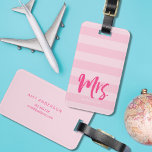 Etiqueta Para Maletas Personalizar con el nombre de la señora Preppy Ray<br><div class="desc">Elegante etiqueta personalizada para el equipaje que incluye la palabra "Mrs." en un guión de pincel rosa contra un fondo de patrón de franjas rosadas. Hace grandes regalos para recién casados o aniversarios. Personalice esta etiqueta reemplazando el texto del marcador de posición con su información y para obtener más opciones...</div>