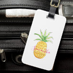 Etiqueta Para Maletas Piña personalizada<br><div class="desc">Esta etiqueta para el equipaje de mujer está decorada con una piña color agua amarillo y un nombre en tipografía rosa. Puede personalizar cambiando el nombre o convirtiéndolo en un monograma. Porque creamos nuestra obra de arte no encontrarás esta imagen exacta de otros diseñadores. Acuarela original © Michele Davies.</div>