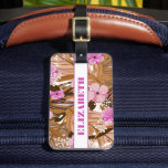 Etiqueta Para Maletas Plantas Tropicales Patrón Floral Nombre<br><div class="desc">Una elegante etiqueta para el equipaje muestra un patrón de plantas tropicales en tans a flores marrones y rosadas y tu nombre en letras de moda en la parte delantera y tu información de dirección impresa en la parte posterior O elige el estilo que puedes insertar tu tarjeta de visita...</div>