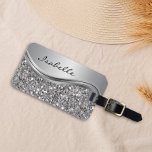 Etiqueta Para Maletas Purpurina de imitación plateada Glam Bling Metaliz<br><div class="desc">Este diseño puede ser personalizado en el área proporcionada cambiando la foto y/o el texto. O puede personalizarse haciendo clic en Personalizar esta plantilla y, a continuación, eligiendo la opción de hacer clic en el personalizar y eliminando o cambiando el color del fondo, agregando texto, cambiando el color o estilo...</div>