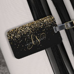 Etiqueta Para Maletas Purpurina dorado Glam Monograma Nombre<br><div class="desc">Glam Gold Purpurina Elegant Monograma Etiqueta para el equipaje. Personaliza fácilmente este diseño de diseño de etiquetas para equipaje de moda con un elegante purpurina brillante de oro sobre un fondo negro. El diseño incluye su monograma manuscrito con remolques de bonito y su nombre.</div>