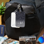 Etiqueta Para Maletas Purpurina negro moderno marca nombre personalizado<br><div class="desc">Presentamos nuestro impresionante producto de nombre personalizado de Purpurina negro moderno Sparkles, disponible exclusivamente en Zazzle! Añade un toque de elegancia y brillo a tu vida cotidiana con este artículo hecho por personalizados. Nuestro moderno producto de nombre personalizado Sparkles Purpurina negro presenta un elegante fondo negro adornado con fascinantes chispas...</div>