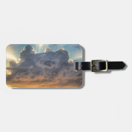 Etiqueta Para Maletas Rayos de luz al atardecer a través de nubes tormen