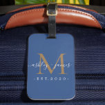 Etiqueta Para Maletas Recién casado Sr. Mrs Gold Monogram Names Classic<br><div class="desc">Moda, moderna y simple etiqueta monogramada para el equipaje con el texto Mr. y Mrs. en blanco elegante caligrafía manuscrita sobre un fondo azul clásico con su monograma en oro. Simplemente agregue su nombre de matrimonio, año establecido y monograma en tipografía elegante. Un regalo de lujo perfecto para los bodas...</div>