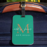 Etiqueta Para Maletas Recién casado Sr. Mrs Gold Monogram Names Emerald<br><div class="desc">Moda, etiqueta monogramada moderna y simple con el texto Mr. y Mrs. en blanco elegante caligrafía manuscrita escrita sobre un fondo verde esmeralda con su monograma en oro. Simplemente agregue su nombre de matrimonio, año establecido y monograma en tipografía elegante. Un regalo de lujo perfecto para los bodas de la...</div>