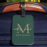Etiqueta Para Maletas Recién casado Sr. Mrs Gold Monograma Nombres Dark<br><div class="desc">Moda, moderna y simple etiqueta monogramada para el equipaje con el texto Mr. y Mrs. en blanco elegante caligrafía manuscrita escrita sobre un fondo verde oscuro con su monograma en oro. Simplemente agregue su nombre de matrimonio, año establecido y monograma en tipografía elegante. Un regalo de lujo perfecto para los...</div>