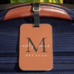 Etiqueta Para Maletas Recién casado Sr. Sra. Black Monogram Naranja quem<br><div class="desc">Moda, moderna y simple etiqueta monogramada para el equipaje con el texto Mr. y Mrs. en blanco elegante caligrafía manuscrita sobre un fondo naranja quemado con su monograma en negro azabache. Simplemente agregue su nombre de matrimonio, año establecido y monograma en tipografía elegante. Un regalo de lujo perfecto para los...</div>