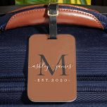 Etiqueta Para Maletas Recién casado Sr. Sra. Black Monogram Nombres Terr<br><div class="desc">Moda, moderna y simple etiqueta monogramada para el equipaje con el texto Mr. y Mrs. en blanco elegante caligrafía manuscrita escrita en un fondo de terracota con su monograma en negro azabache. Simplemente agregue su nombre de matrimonio, año establecido y monograma en tipografía elegante. Un regalo de lujo perfecto para...</div>