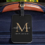 Etiqueta Para Maletas Recién casado Sr. Sra Monogram Nombres Año Negro O<br><div class="desc">Moda, moderna y simple etiqueta monogramada para el equipaje con el texto Mr. y Mrs. en blanco elegante caligrafía manuscrita sobre un fondo negro con su monograma en oro. Simplemente agregue su nombre de matrimonio, año establecido y monograma en tipografía elegante. Un regalo de lujo perfecto para los bodas de...</div>