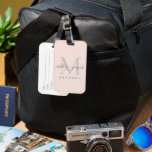 Etiqueta Para Maletas Recién casado Sr. Sra. Silver Monograma Nombres Pa<br><div class="desc">Moda, moderna y simple etiqueta monogramada para el equipaje con el texto Mr. y Mrs. en caligrafía de escritura manuscrita elegante y desempleada en un fondo rosa pastel con su monograma en gris plateado. Simplemente agregue su nombre de matrimonio, año establecido y monograma en tipografía elegante. Un regalo de lujo...</div>