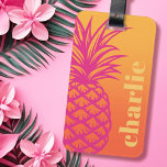 Etiqueta Para Maletas Retro de gradiente amarillo naranja rosa caliente<br><div class="desc">Etiqueta portaequipajes con una piña rosa caliente y tu nombre o texto personalizado alineados verticalmente a la derecha en un fondo degradado de amarillo a naranja.</div>