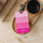 Etiqueta Para Maletas Rosa caliente vibrante | Bandas de Ombre con guión<br><div class="desc">Esta etiqueta de equipaje de moda y niñita presenta cuatro rayas en diferentes gradientes oscuros de rosa - rosa caliente a rosa rubor - y tu nombre en tipografía de escritura para un aspecto femenino y moderno.</div>