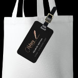 Etiqueta Para Maletas Rosa negro de oro del agente de firma de préstamos<br><div class="desc">Un fondo negro decorado con un bolígrafo de firma dorada subió. Guión elegante de estilo con letras a mano. Personalice y agregue Su nombre,  texto,  Agregue su información de contacto en la parte posterior.</div>