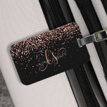 Etiqueta Para Maletas Rosa Oro Rubor Purpurina rosa Glam Monograma Nombr<br><div class="desc">Glam Rosa Gold Purpurina Elegant Monograma Etiqueta de equipaje. Personaliza fácilmente este diseño de diseño de etiquetas para equipaje de moda con elegante purpurina brillante de oro rosa sobre un fondo negro. El diseño incluye su monograma manuscrito con remolques de bonito y su nombre.</div>
