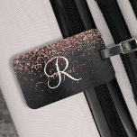 Etiqueta Para Maletas Rosa personalizado Purpurina de oro Monograma de e<br><div class="desc">Personaliza fácilmente este diseño elegante y de moda de etiquetas para maletas con un purpurina rosa de oro brillante sobre un fondo metálico negro cepillado.</div>