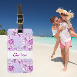 Etiqueta Para Maletas Rosa violeta rosa flores nombre blanco<br><div class="desc">Un fondo violeta decorado con rosas rosas rosas,  flores. Personalice y agregue un nombre. Su información de contacto en la parte posterior.</div>