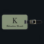 Etiqueta Para Maletas Sage Green Monogramas Adventure espera el favor de<br><div class="desc">Monogramado inicial con el texto personalizado "Aventura espera" y también detalles personales como nombre,  dirección,  número de teléfono y correo electrónico,  todo lo cual se puede editar. Diseñado con un popular fondo verde sabio,  puedes cambiar el color si lo deseas.</div>