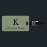 Etiqueta Para Maletas Sage Green Monogramas Adventure espera el favor de<br><div class="desc">Monogramado inicial con el texto personalizado "Aventura espera" y también detalles personales como nombre,  dirección,  número de teléfono y correo electrónico,  todo lo cual se puede editar. Diseñado con un popular fondo verde sabio,  puedes cambiar el color si lo deseas.</div>