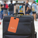 Etiqueta Para Maletas script de nombre blanco naranja<br><div class="desc">Un fondo naranja de moda. Personalice y agregue su nombre al frente. Su información de contacto en la parte posterior.</div>