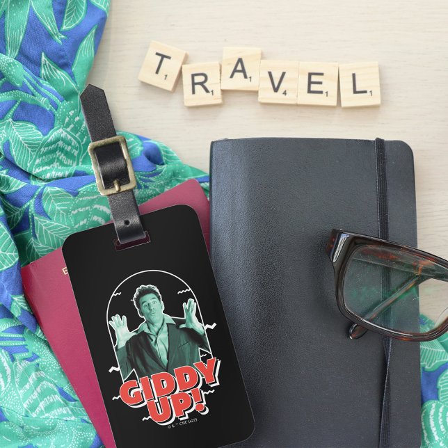 Etiqueta Para Maletas Seinfeld | Kramer - ¡Giddy Up! (Luggage tag on top of travel accessories)